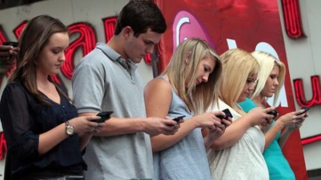 Η Gen Z φλερτάρει μέσω Instagram και υπάρχει σοβαρός λόγος πίσω από αυτό