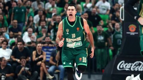 Κώστας Σλούκας: Μα πού να πάει; Αφού εδώ είναι η οικογένειά του