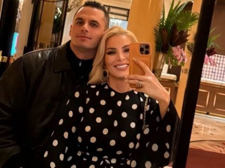 Η KatKen στόλισε πρώτη: Η παιδική φωτογραφία, οι ροζ χριστουγεννιάτικες μπάλες & το μήνυμα