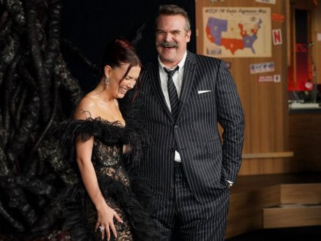 Stranger Things: Η Millie Bobby Brown αγκαλιά με τον Harbour μετά τις καταγγελίες εναντίον του