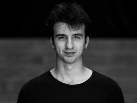 Ταλαντούχος και αυτόφωτος: Ο ηθοποιός Στέργιος Μικρούτσικος και γιος του Θάνου διαπρέπει στο θέατρο