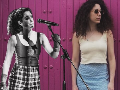 Η Μαρία Πετεβή δεν υπέκυψε στο σύνδρομο της προβολής - Η μάζα & η πολιτική διάσταση στο έργο του Αζά