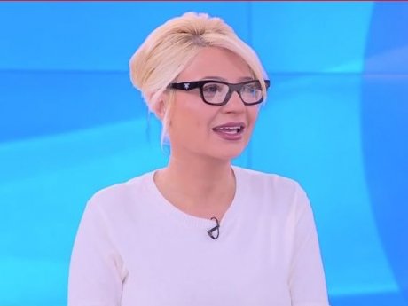 Η Φαίη Σκορδά επέστρεψε στο Buongiorno με γυαλιά: Η χρόνια πάθηση στα μάτια και η επέμβαση