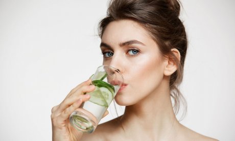 Πώς το νερό με αγγούρι ενισχύει την υγεία δέρματος, οστών και εντέρου