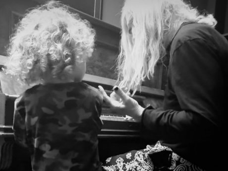 Το βιντεο με τον Καρβέλα και τον 3χρονο γιο του να τραγουδούν στο πιάνο σχολίασε μέχρι και η Πάνια