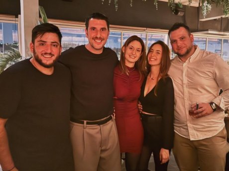 «Οικογένεια», γράφει ο Γεροντιδάκης ποζάροντας με τα 4 από τα 7 αδέρφια του