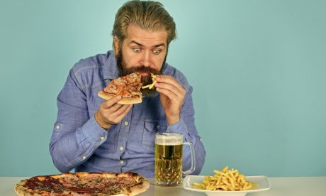 Γιατί τα μεγάλα γεύματα μπορούν να προκαλέσουν καρδιακές προσβολές