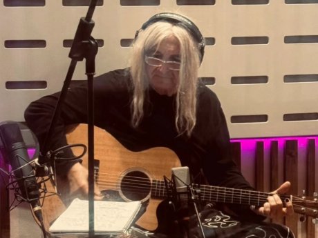 Δημήτρης Καρβέλας: Η σπάνια εμφάνιση του αδερφού του Νίκου Καρβέλα, η ομοιότητά τους και η ζωγραφική