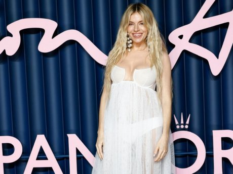 Fashion Awards 2025: Sienna Miller - Ellie Goulding αποκάλυψαν τις εγκυμοσύνες τους στο κόκκινο χαλί