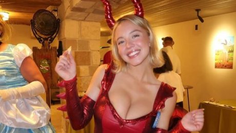 Η Sydney Sweeney ποζάρει σαν σέξι δράκος και προφανώς γίνεται viral