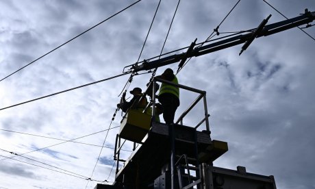 Το τρόλεϊ το τελευταίο: Ξεκίνησε από τον Πειραιά το ξήλωμα των καλωδίων - Βίντεο και φωτογραφίες