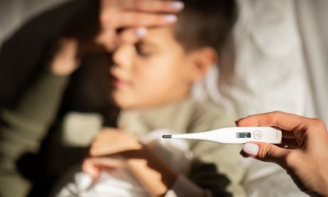 Γιατί ανεβαίνει ο παιδικός πυρετός τη νύχτα: Τι θέλουν οι παιδίατροι να γνωρίζουν οι γονείς