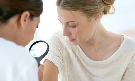 Τα 10 πιο σημαντικά σημάδια καρκίνου του δέρματος, σύμφωνα με τους δερματολόγους