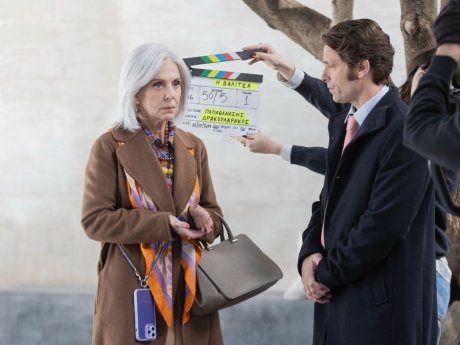 Αγνώριστη η Ναταλία Τσαλίκη στη νέα της ταινία: Η «Βαλίτσα» & η απρόβλεπτη ιστορία με μία δολοφονία