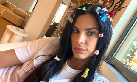 Χριστίνα Μπόμπα: Οι δίδυμες την έβαψαν, τη ζωγράφισαν και κόλλησαν αυτοκόλλητα παντού!