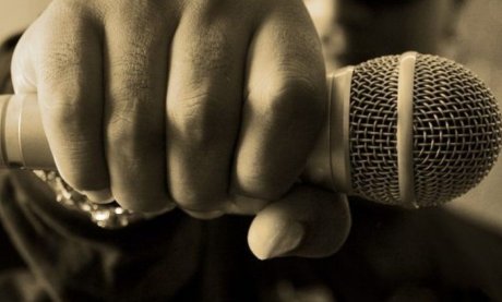 Η πρώτη αντίδραση του τραγουδιστή μετά τις πληροφορίες για καταγγελίες περί ασέλγειας