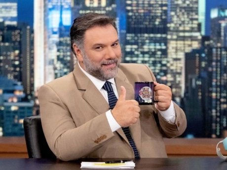 Ο Γρηγόρης Αρναούτογλου έκλεισε τα 52, αλλά έσβησε τα 25: Η τούρτα και τα 2 δώρα της Νάνσυς Αντωνίου