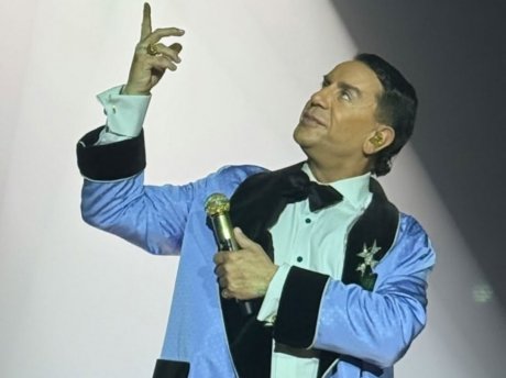 «Να σας συστηθώ ξανά,  είμαι ο Γιώργος Μαζωνάκης ο αληθινός»: Η πρεμιέρα στην Ακτή Πειραιώς