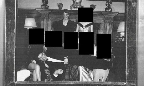 Βρετανία: Φωτογραφία του πρώην πρίγκιπα Άντριου τον δείχνει ξαπλωμένο στα πόδια πέντε γυναικών