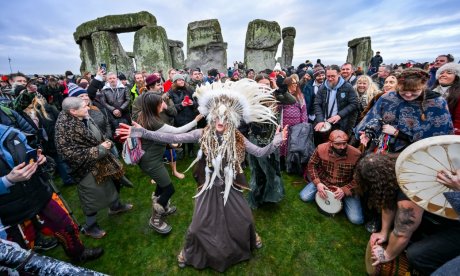 Στόουνχεντζ: Χιλιάδες άνθρωποι συγκεντρώθηκαν για να γιορτάσουν το χειμερινό ηλιοστάσιο