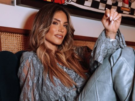 Η Αθηνά Οικονομάκου είπε «όχι» στα κόκκινα νύχια φέτος τις γιορτές κι αυτό είναι το νέο festive mani