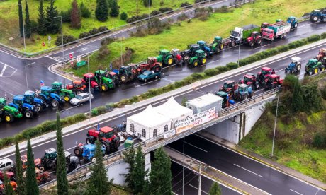 Αγρότες: «Ανακωχή» στα μπλόκα για τις γιορτές - Οι ανοιχτοί δρόμοι και οι εκτροπές της Τροχαίας