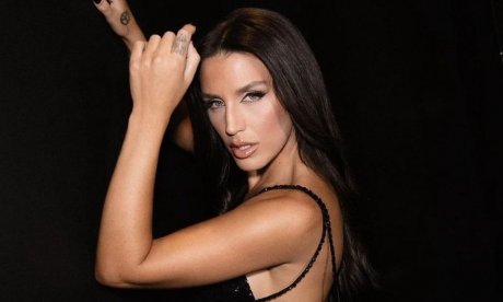 Ιουλία Καλλιμάνη: Εκνευρίστηκε με θαμώνα που της πέταξε λουλούδια με νερό στο πρόσωπο - Βίντεο