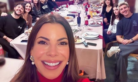 Γιάννης Πάριος: Το χριστουγεννιάτικο τραπέζι με τα παιδιά και τα εγγόνια του