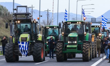 Σκληραίνουν τη στάση τους οι αγρότες στη Νίκαια - Κλείνει και η παλιά Εθνική Λάρισας-Βόλου