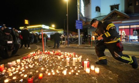 Θαύμα στην κόλαση του Κραν Μοντανά: Έσφιξε τον σταυρό του στο χέρι «και η φωτιά απλά δεν τον άγγιξε»