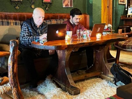 Η επιστροφή του Φοίβου Παπαδάκη στο Instagram έγινε με ένα «ευχαριστώ» για τον πατέρα του