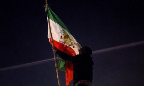 Ιράν: Στους δρόμους οι πολίτες – Κυματίζουν την προεπαναστατική σημαία – Σε δύσκολη θέση οι μουλάδες