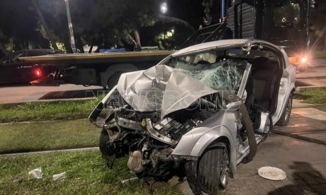 Νέα Σμύρνη: Η στιγμή που το ΙΧ «καρφώνεται» με ταχύτητα στην κολόνα του τραμ - Πώς έγινε το τροχαίο