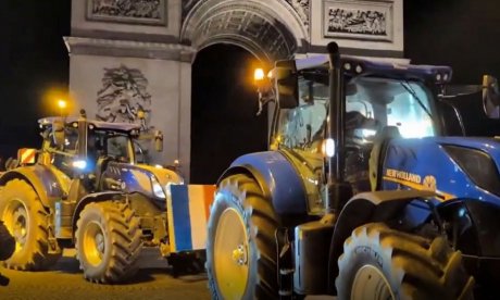 «Απόβαση» αγροτών στο Παρίσι: Τρακτέρ στην αψίδα του Θριάμβου - Βίντεο