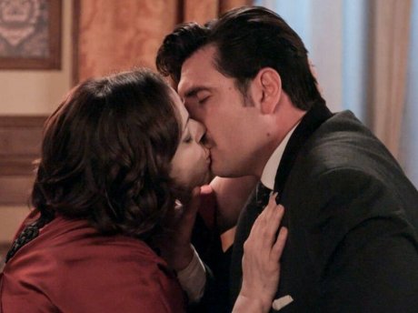 Η μεγάλη έκπληξη στο Grand Hotel έρχεται από την Κυβέλη που παραδέχεται στον Ρήγα τον έρωτά της