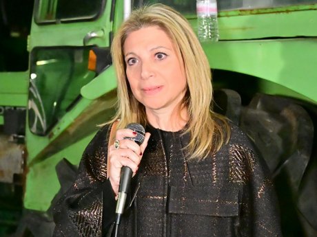 Τη Μαρία Καρυστιανού θα την κρίνουμε για τις απόψεις της ή για τα ρούχα της; Το παλτό & η παραίτηση