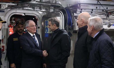 Η στιγμή που ο Πρόεδρος της Δημοκρατίας και ο πρωθυπουργός φτάνουν στην υπερσύγχρονη φρεγάτα Κίμων