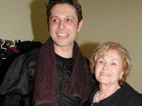 «Θα σε θυμάμαι, ο Μίλος σου»: Ο Αιμίλιος Χειλάκης αποχαιρέτησε τη μητέρα του που «έφυγε» από τη ζωή