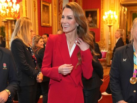 Το κατακόκκινο κοστούμι της Kate Middleton σηματοδοτεί τη νέα εποχή του trend - vibrant red