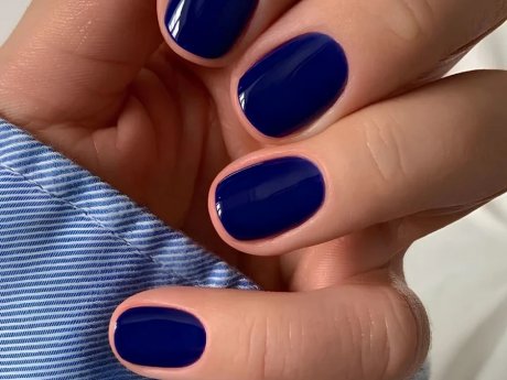 Dark blue manicure: Αυτή είναι η απόχρωση που επιλέγουμε τώρα τον μήνα Ιανουάριο στα νύχια