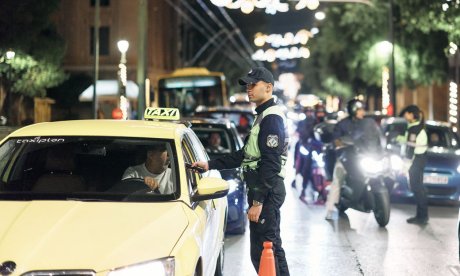 Τα μπλόκα της Τροχαίας και ο νέος ΚΟΚ έφεραν αλκοτέστ μιας χρήσης και στροφή στα συνοικιακά μπαρ