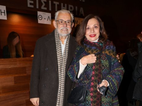 Η Χάρις Αλεξίου στην πρεμιέρα για «Το μεγάλο μας τσίρκο» επέλεξε ένα statement πανωφόρι