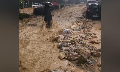 Κακοκαιρία: Εικόνες καταστροφής στη Γλυφάδα - Βράχια στους δρόμους και ορμητικοί χείμαρροι (Βίντεο)