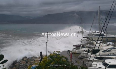 Άστρος: Η στιγμή που τεράστια κύματα παρασύρουν τον 52χρονο λιμενικό - Βίντεο ντοκουμέντο