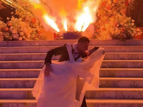 Ο γάμος Κατσούλη - Ρουμελιώτη τα είχε όλα: Τα 2 νυφικά, το σουτ της νύφης & το χορευτικό στον γαμπρό