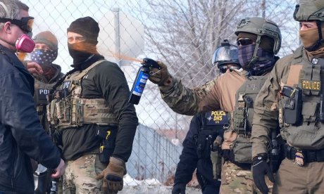 Εxplainer: Τι είναι η ICE και ποιες εξουσίες έχουν οι πράκτορές της να χρησιμοποιούν βία