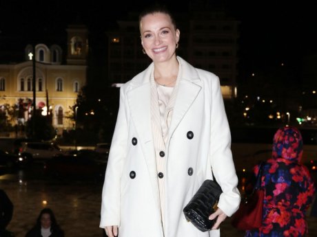 Η Λένα Δροσάκη μάς δείχνει τον πιο chic τρόπο να φορέσουμε εκρού βραδινό σύνολο