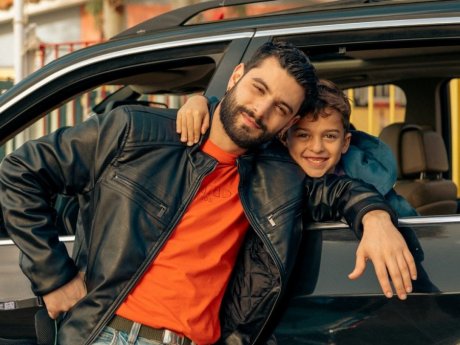 Μπαμπά σ αγαπώ, η πρεμιέρα: Το κοινό λάτρεψε Μηλιώνη, Ροΐλό, Βαλάσογλου & τα 5χρονα παιδιά τους