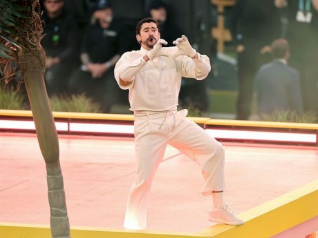 Ο Bad Bunny μετέτρεψε το ημίχρονο του Super Bowl σε πάρτι: η Lady Gaga & το μήνυμα κόντρα στο μίσος