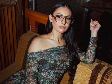 Kαι δεν μπορεί η Κλαυδία να φοράει μονόπετρο χωρίς να παντρεύεται δηλαδή;